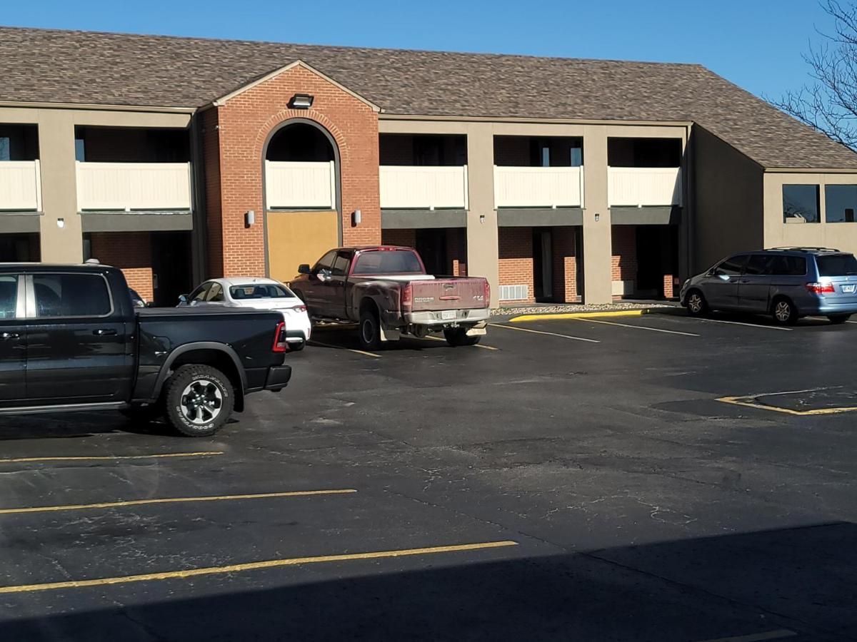 Super 8 By Wyndham Kansas City Airport North מראה חיצוני תמונה
