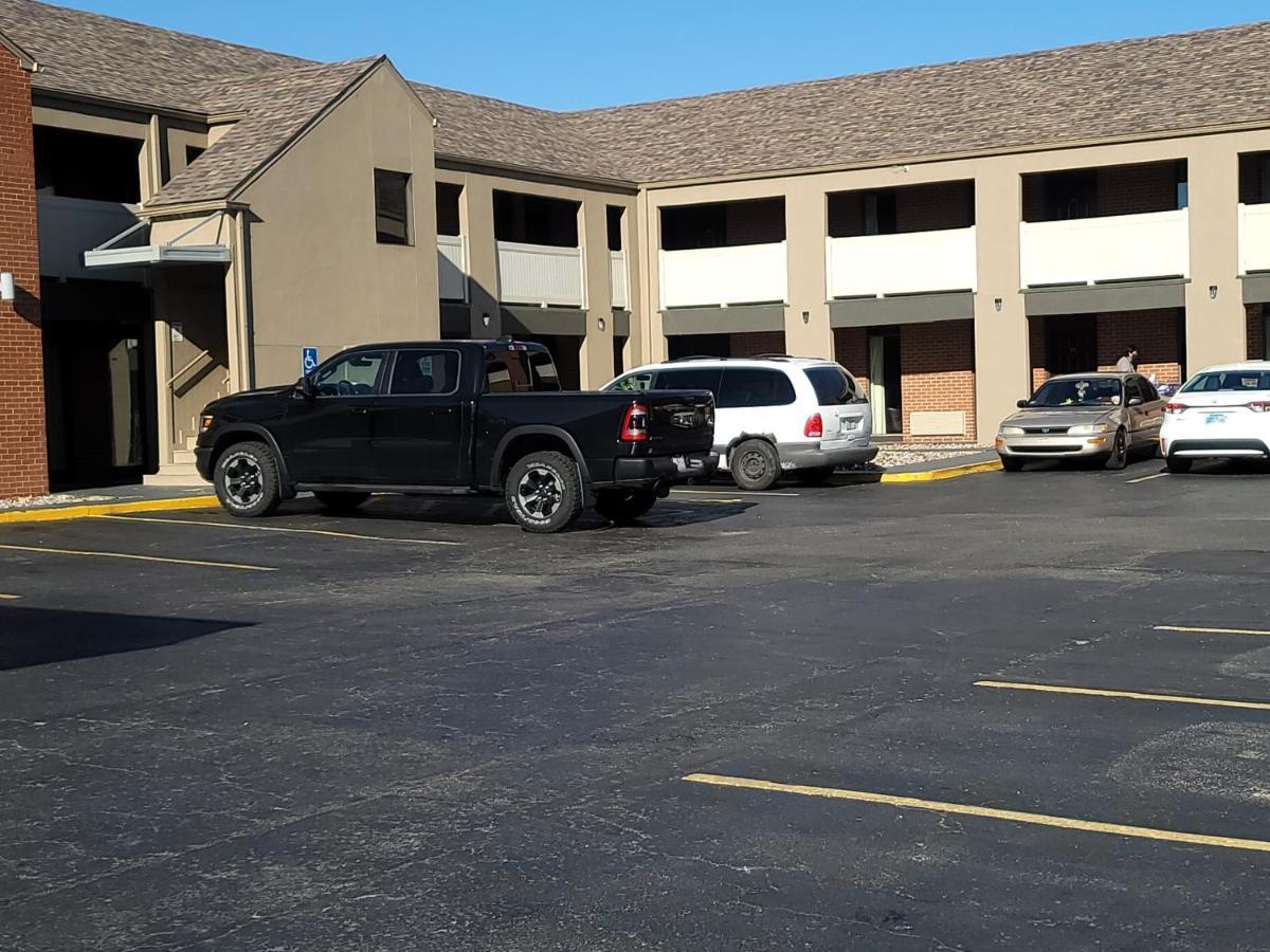 Super 8 By Wyndham Kansas City Airport North מראה חיצוני תמונה