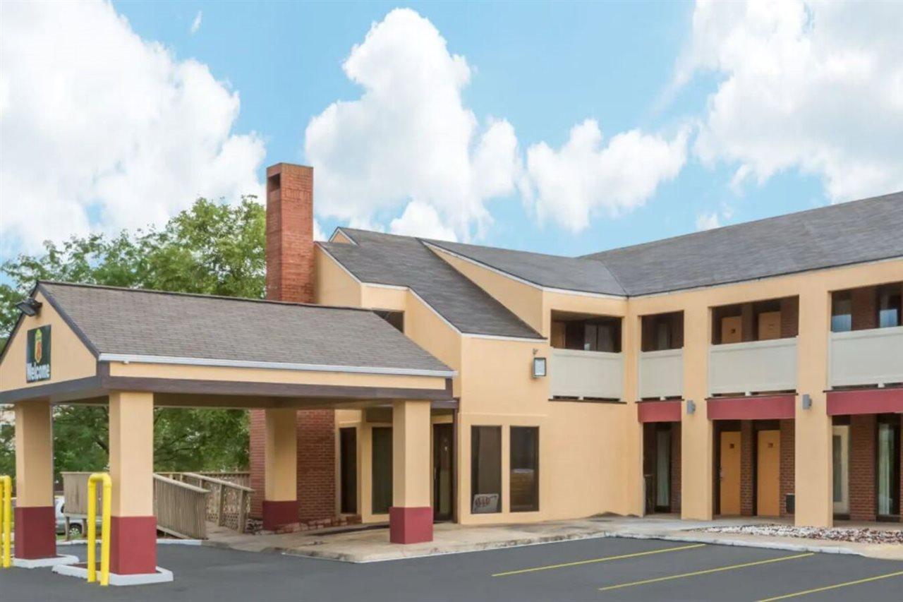 Super 8 By Wyndham Kansas City Airport North מראה חיצוני תמונה