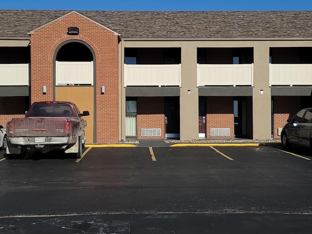Super 8 By Wyndham Kansas City Airport North מראה חיצוני תמונה