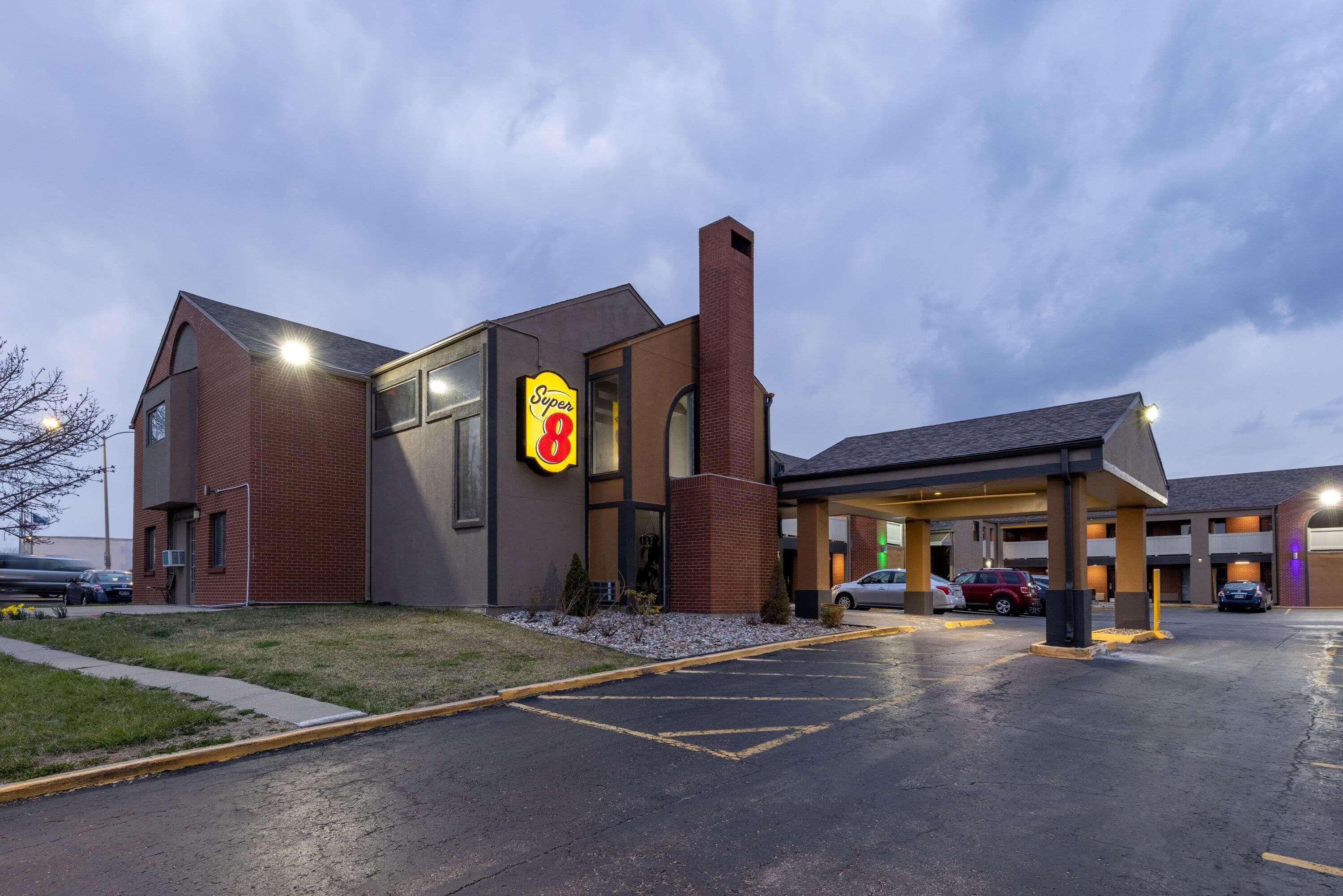Super 8 By Wyndham Kansas City Airport North מראה חיצוני תמונה