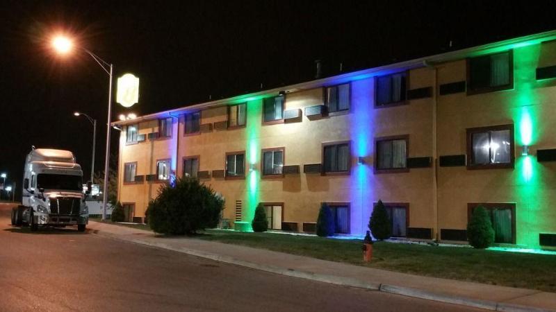 Super 8 By Wyndham Kansas City Airport North מראה חיצוני תמונה