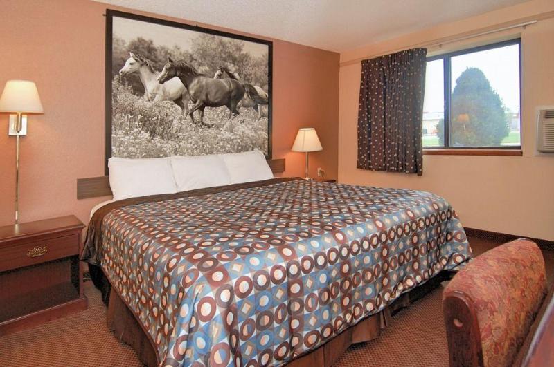 Super 8 By Wyndham Kansas City Airport North מראה חיצוני תמונה