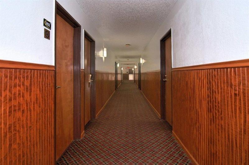 Super 8 By Wyndham Kansas City Airport North מראה חיצוני תמונה