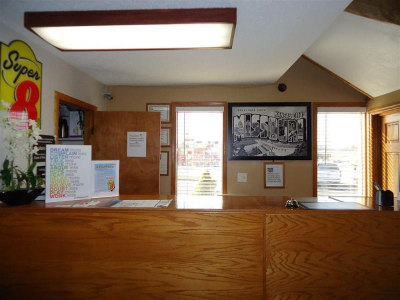 Super 8 By Wyndham Kansas City Airport North מראה חיצוני תמונה
