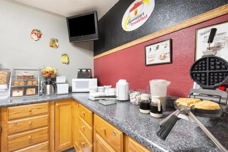 Super 8 By Wyndham Kansas City Airport North מראה חיצוני תמונה